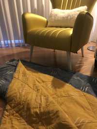 Edredon amarelo de um lado é azul do outro cama casal