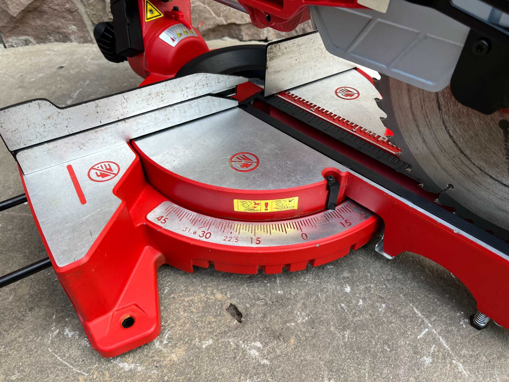 Пила торцовочная Einhell TC-SM 2531/2 U с протяжкой
