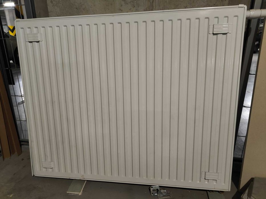 Grzejnik dwupłytowy ścienny z zaworem termostatycznym