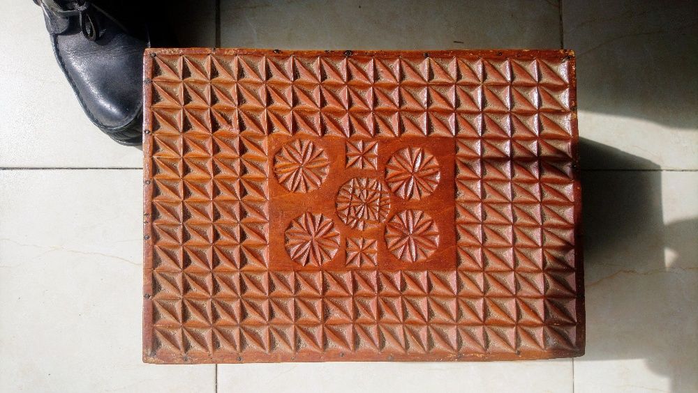 Arca pequena em madeira trabalhada, antiga e muito rara - Preço fixo