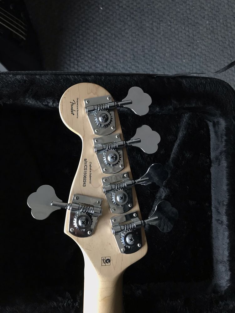 Baixo jaguar bass 5 cordas squire fender