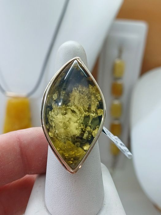 Srebrny pierścionek z bursztynem