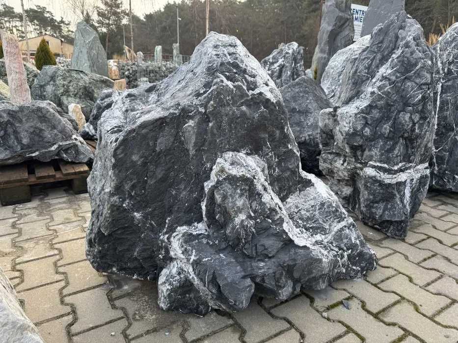 Ozdobne bryły Nero Venato – elegancka dekoracja do ogrodu/patio