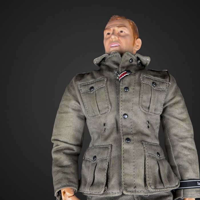 Figurka Dragon żołnierz Waffen SS w mundurze polowym 1/6 B51/110414