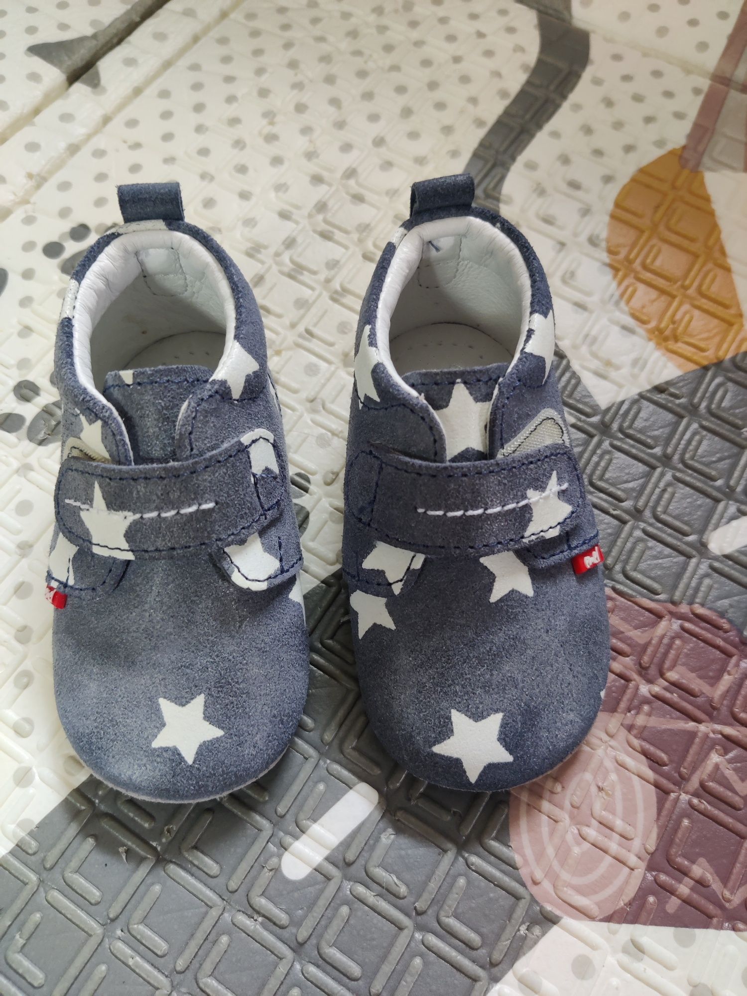 Mata edukacyjna Little Dutch, nosidło  Ergobaby, buty Emel