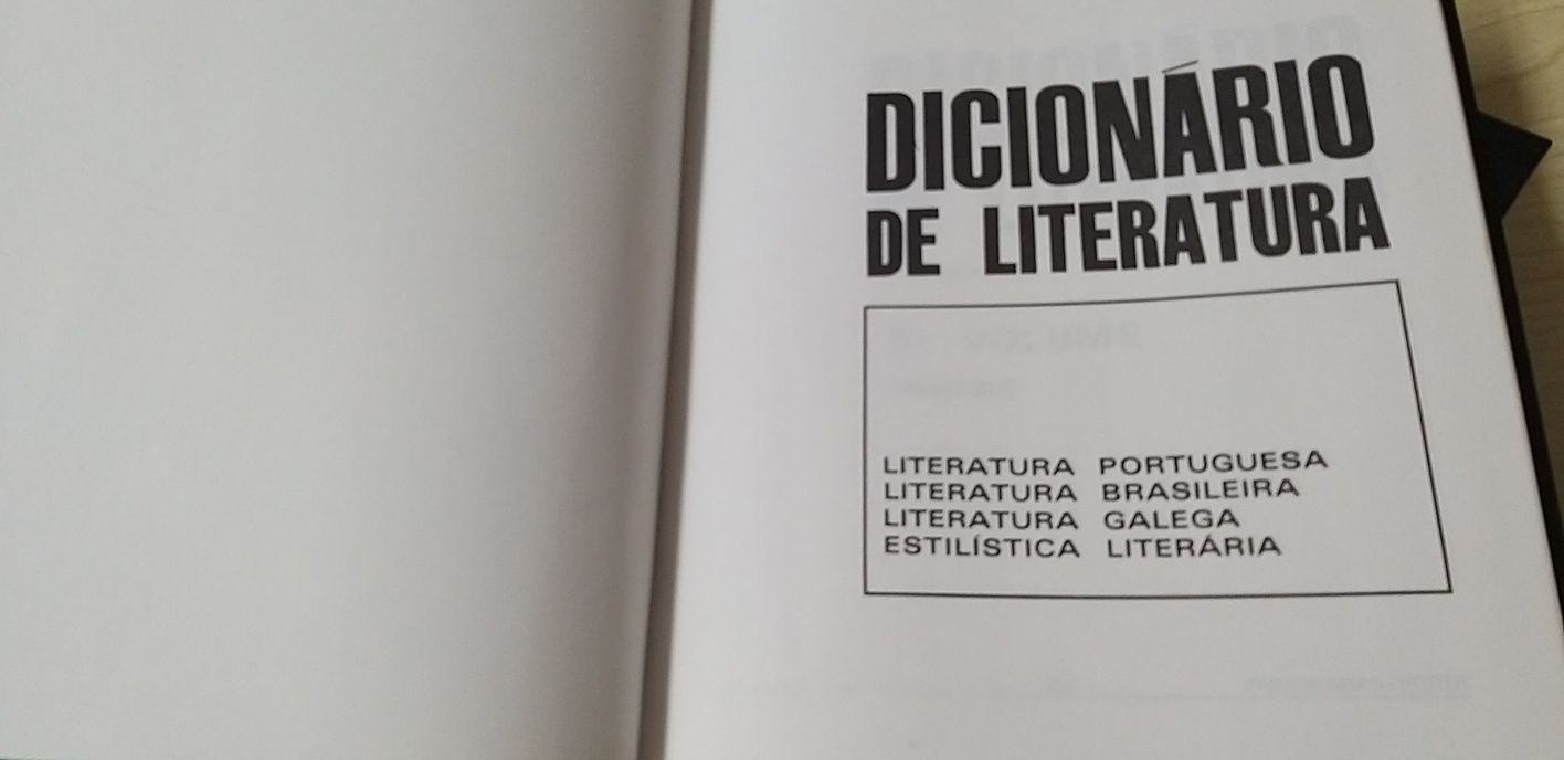 Dicionário de Literatura, 5 volumes.