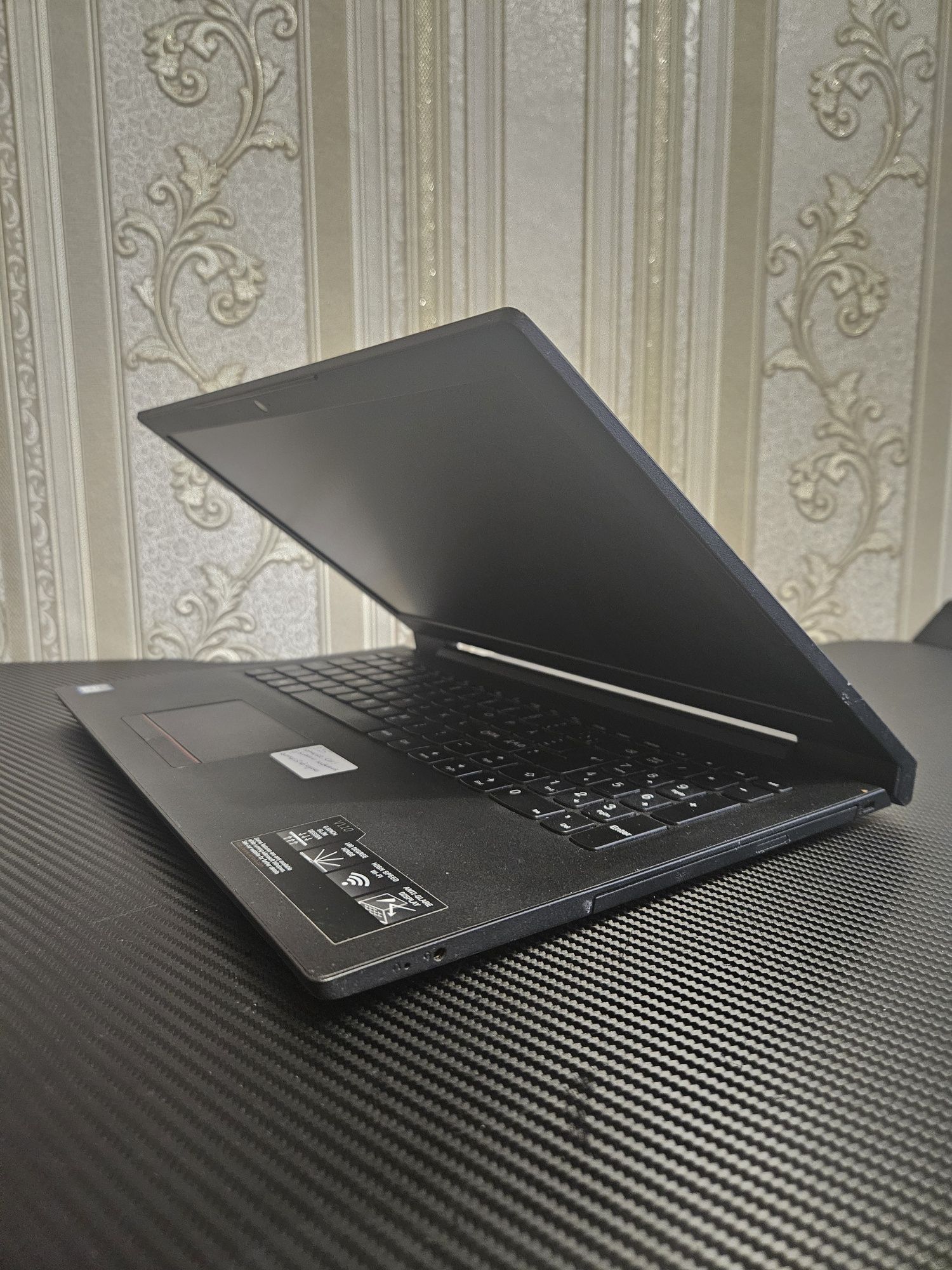 Lenovo 15.6" intel core i3 6006U | 8gb DDR4 | 240gb ssd. S.25