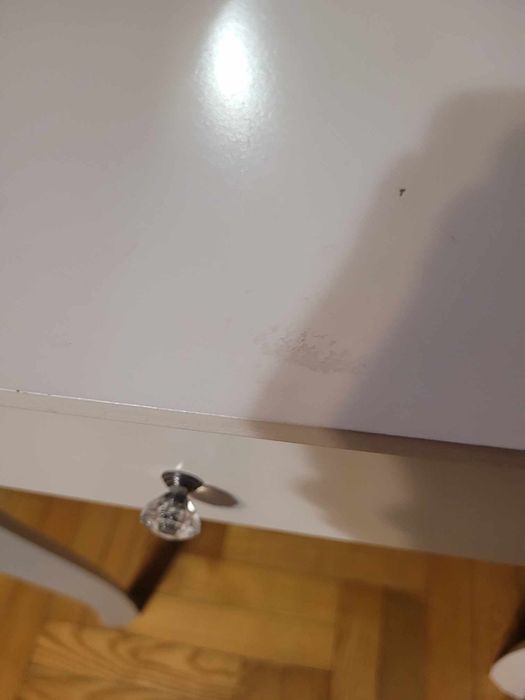 Biała toaletka z lustrem