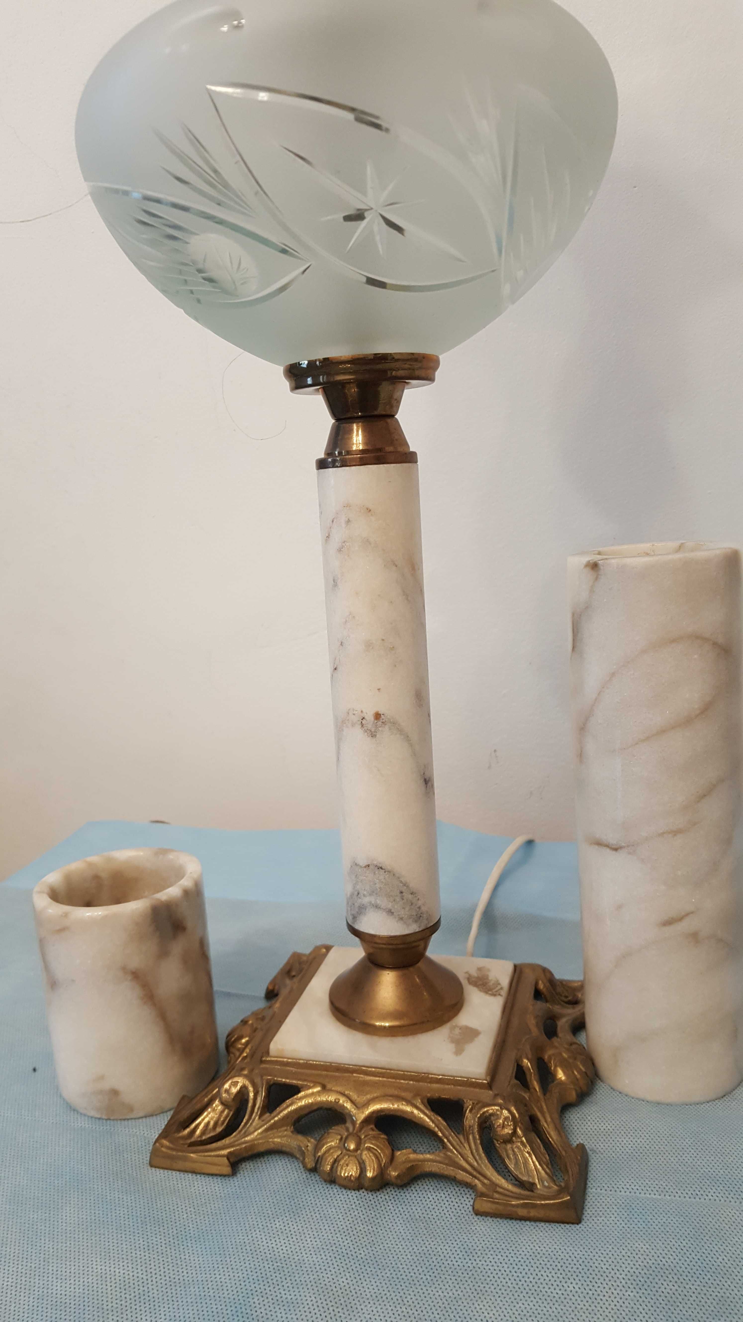 Lampa biurkowa stylizowana na naftową; trzon marmur, podstawa mosiądz