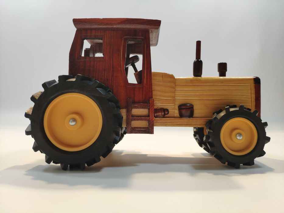 Drewniany model w celofanie - traktor. Traktorek A. Idealny na prezent