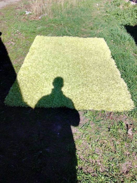 Ковер салатового цвета с длинным ворсом.Имитация травы.