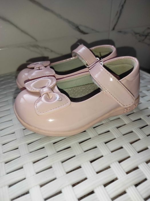 Продам туфельки на дівчинку