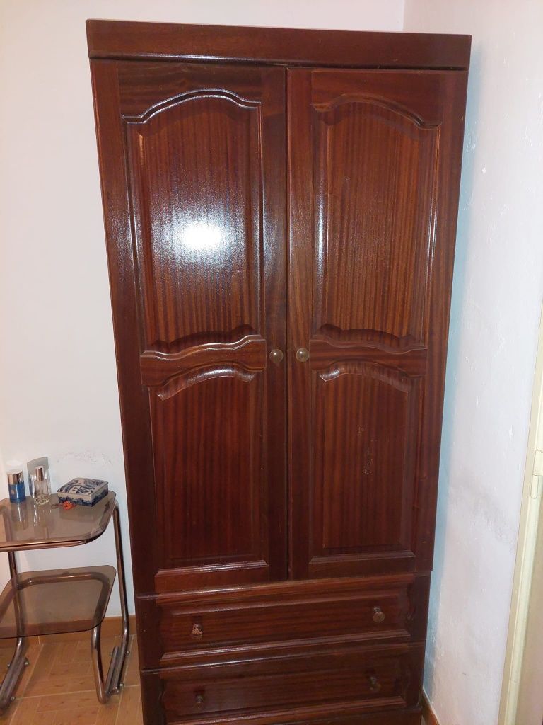 Conjunto de Quarto Clássico em Madeira Maciça