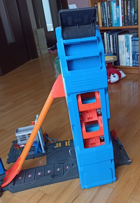 Mega garage Hot Wheels - wyrzutnia i tor samochodowy