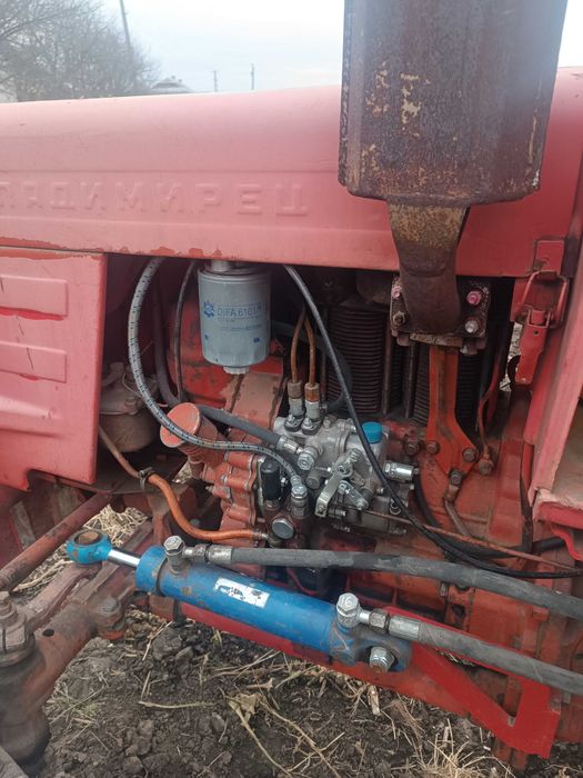 Трактор Хтз т25 .