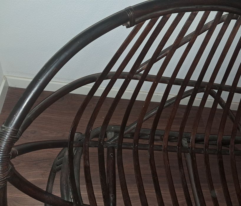 2 cadeirões com almofadas