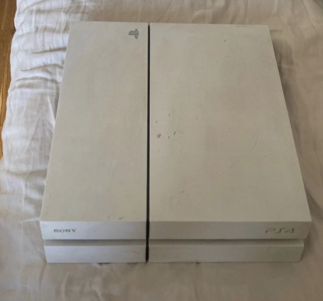 Consola PlayStation 4 Branca

Vendo consola Sony PlayStation 4 branca,