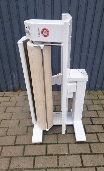 Urządzenie do prasowania, magiel Miele B 995 D z funkcją pary,składany