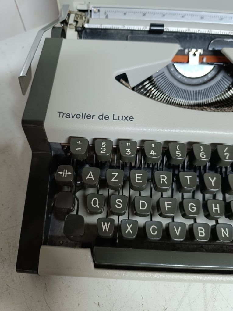 Máquina de escrever AEG