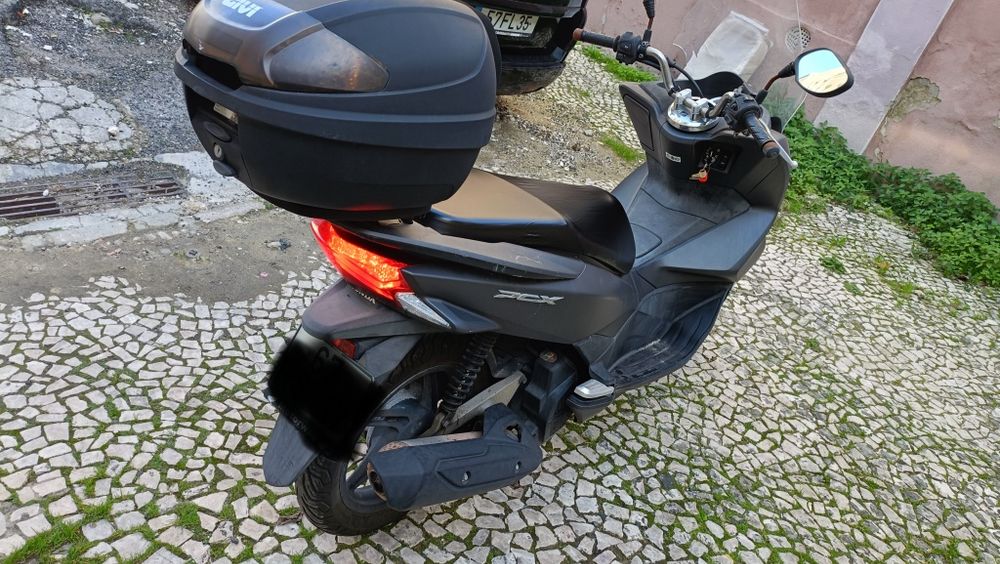 Honda PCX 125 cinzenta