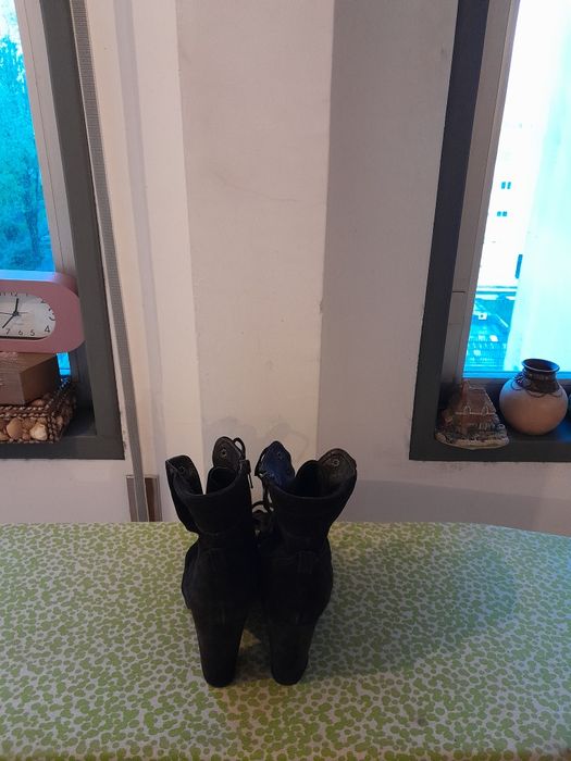 Vendo Botas de Senhora muito bonitas como novas