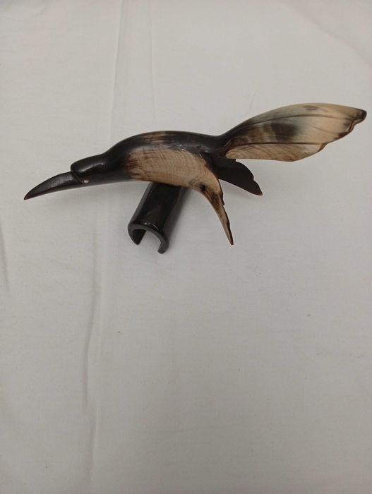 Pássaro feito de corno animal