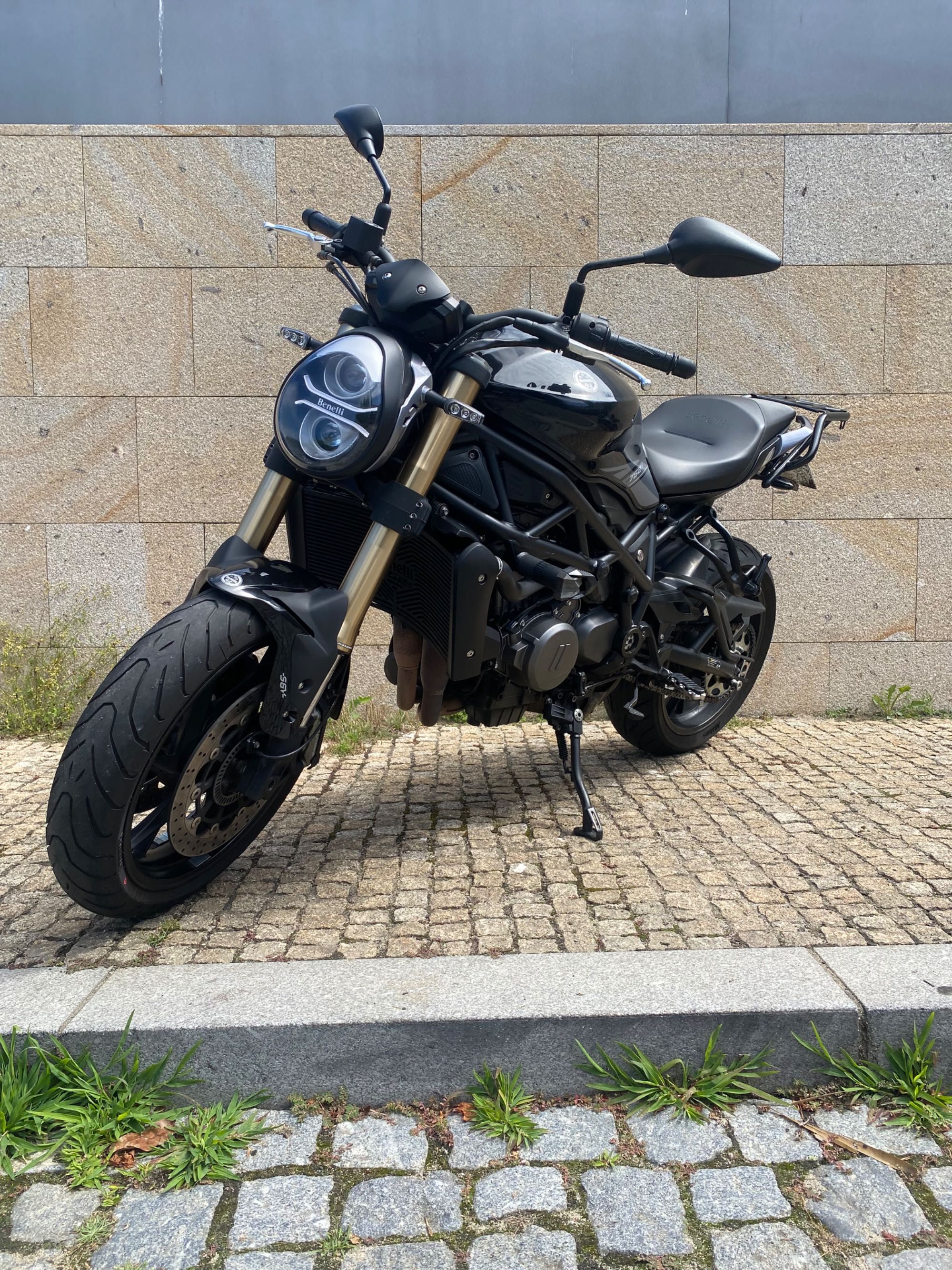 Benelli 752s naked