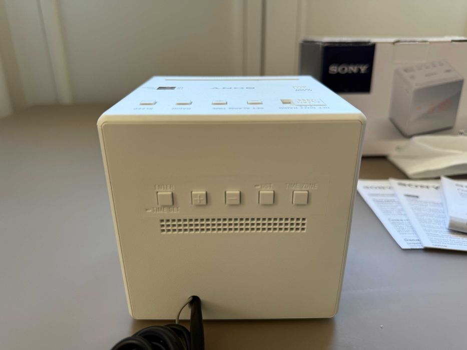 SONY ICF-C1 Портативний радіоприймач - годинник/радіо/будильник