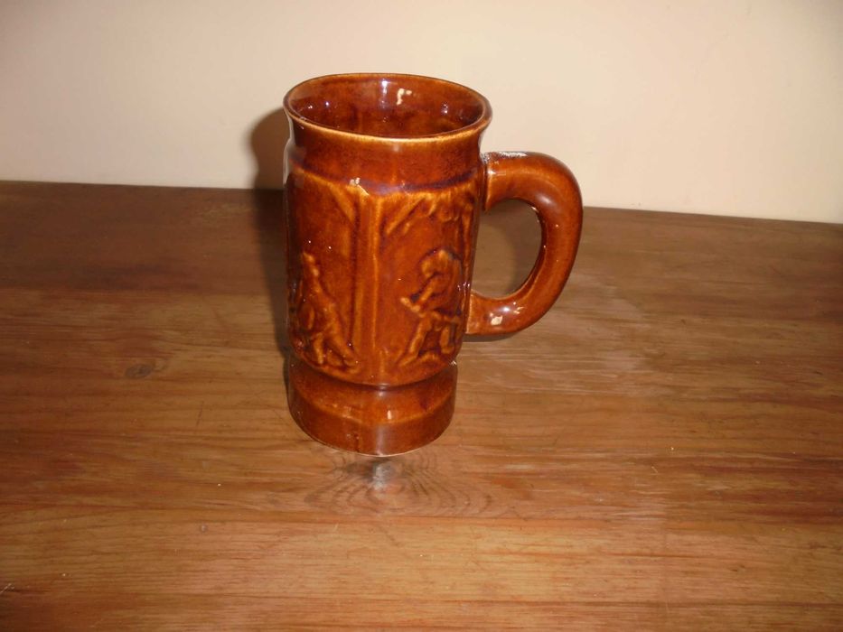 gliniany kufel ładnie zdobiony w motywy górnicze