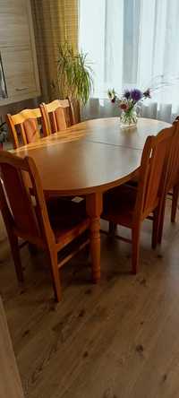 Rozkładany stół z pięcioma krzesłami