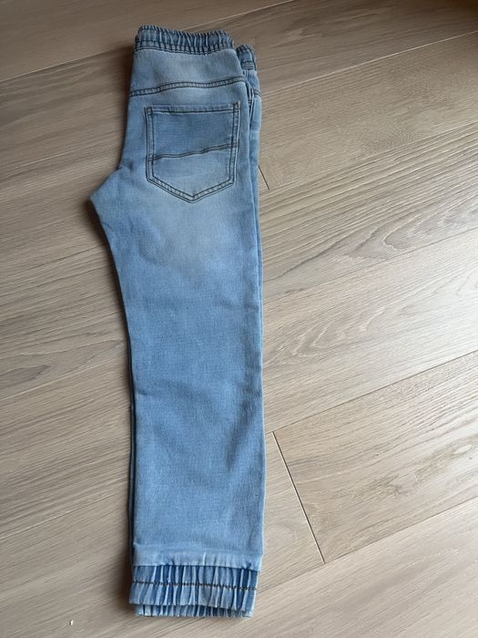 Dżinsowe joggery i koszula z kapturem