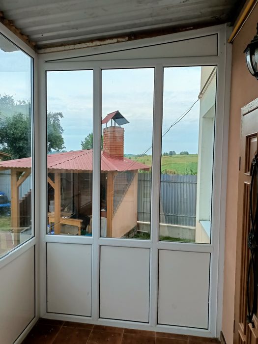 Віконна конструкція на ганок