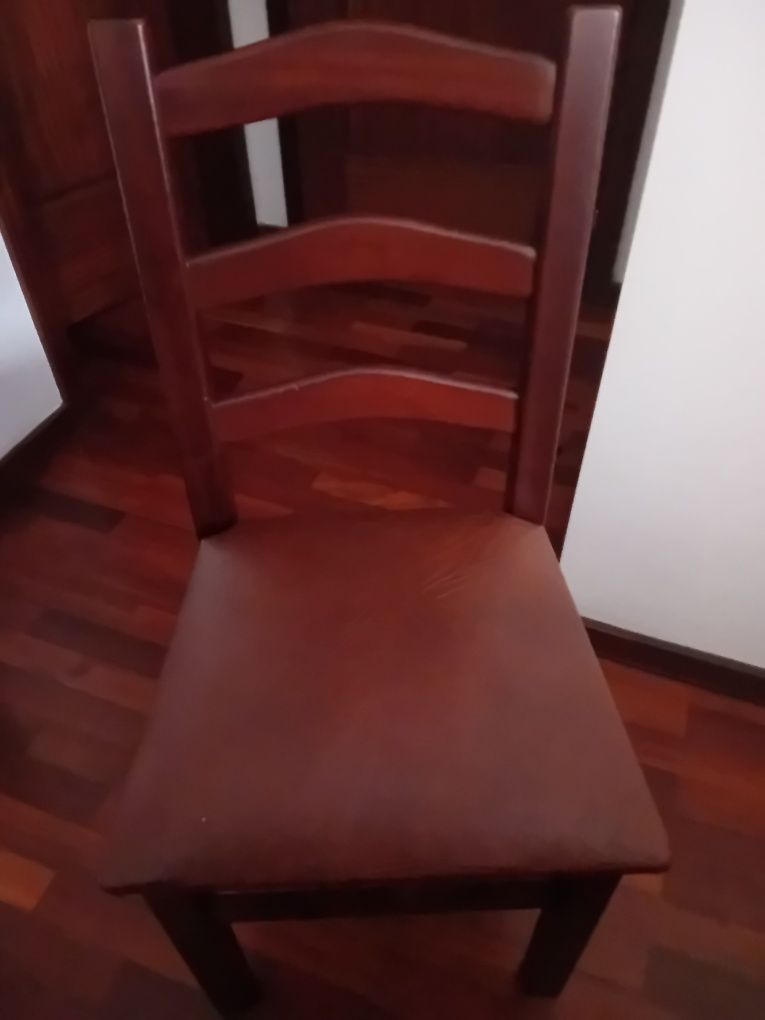 Cadeiras  em castanho