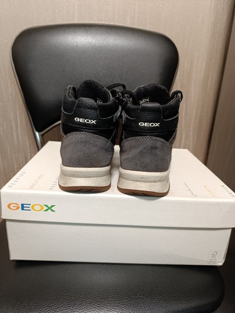 Продам ботинки для мальчика Geox