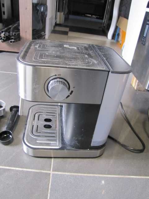 Ekspres ciśnieniowy kolbowy ze spieniaczem mleka Klarstein Arabica