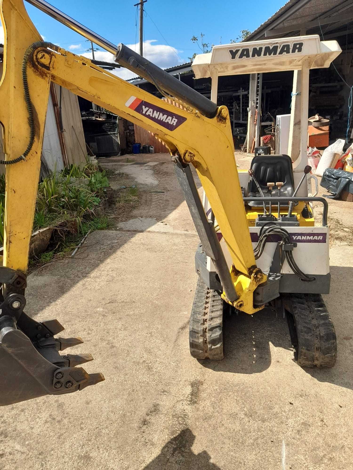 Mini Giratória YANMAR B17