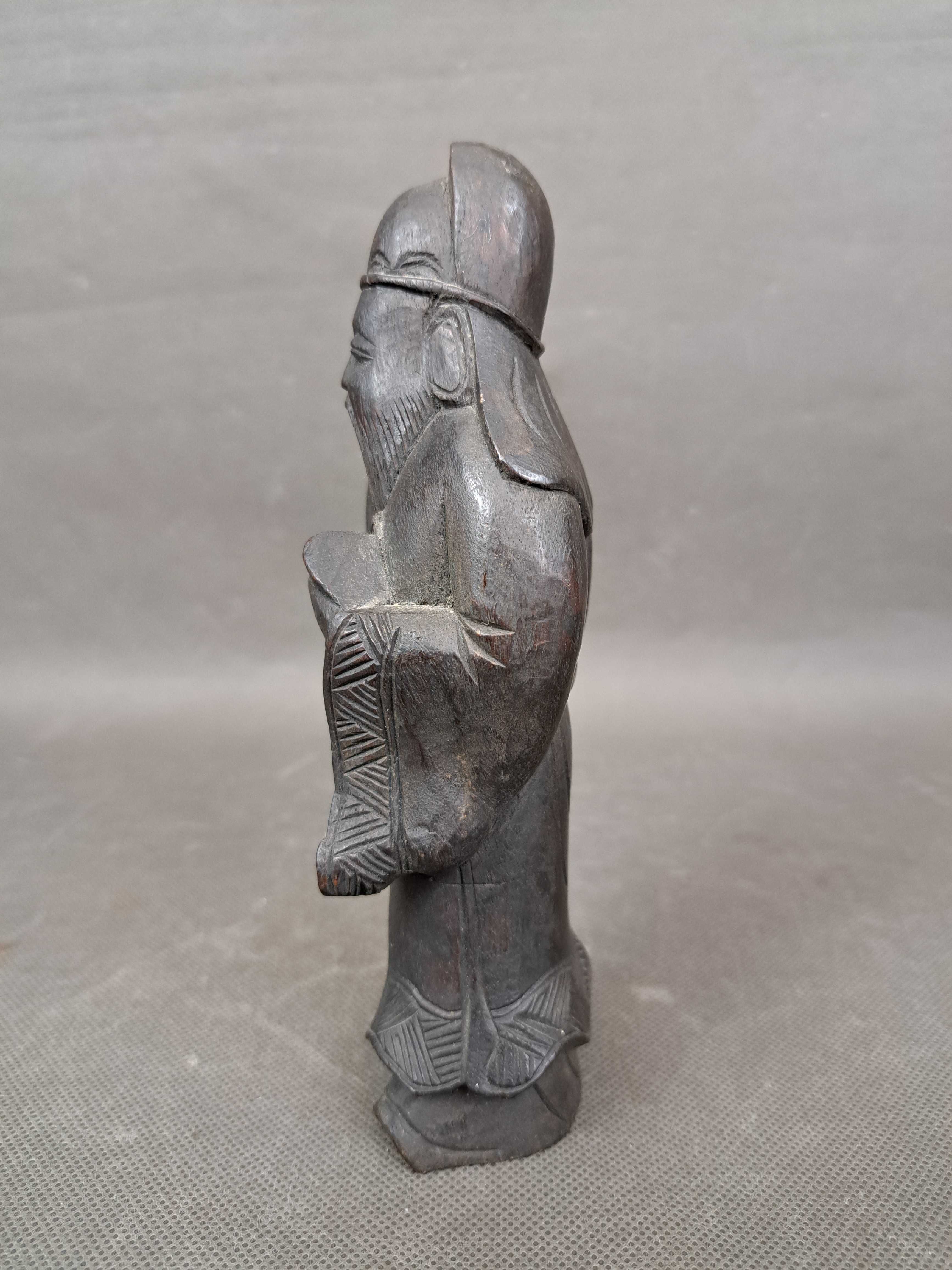 Chiński mnich, mędrzec, rzeźba drewniana, wys. 19 cm