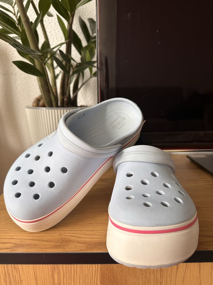 CROCS на платформі
