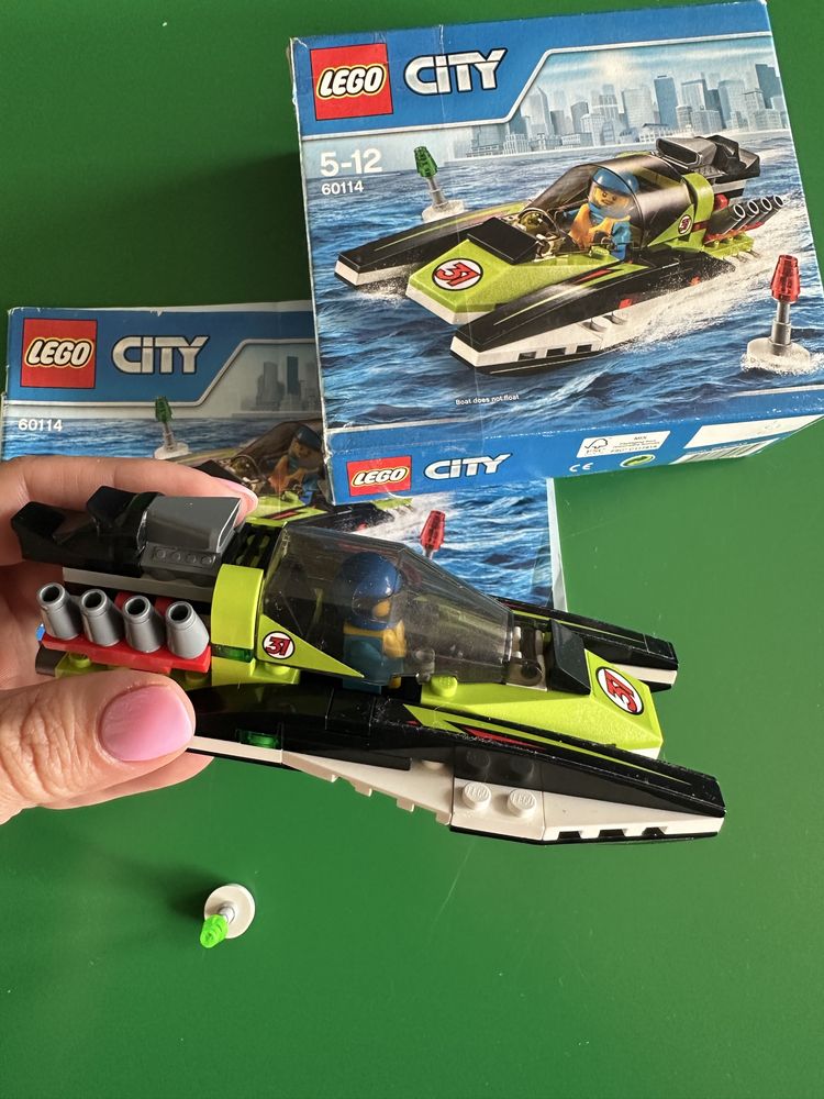 Zestaw klocków LEGO City 60114 – Łódź Wyścigowa.