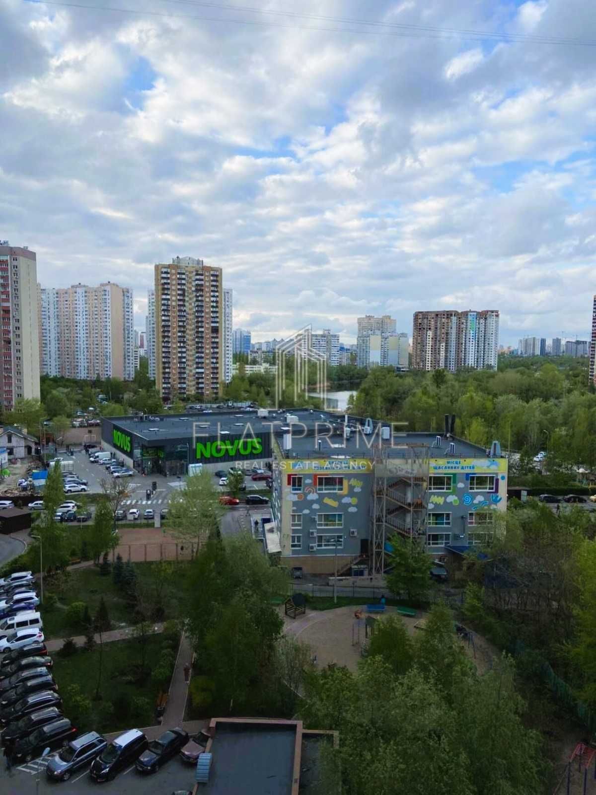 Велика 1 кім. квартира на вул. А. Ахматової