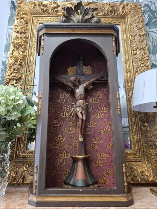 Crucifixo Antigo em Madeira Entalhada com Oratório pintado.