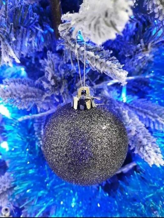 Árvore de natal com ornamentação incluída em óptimo estado