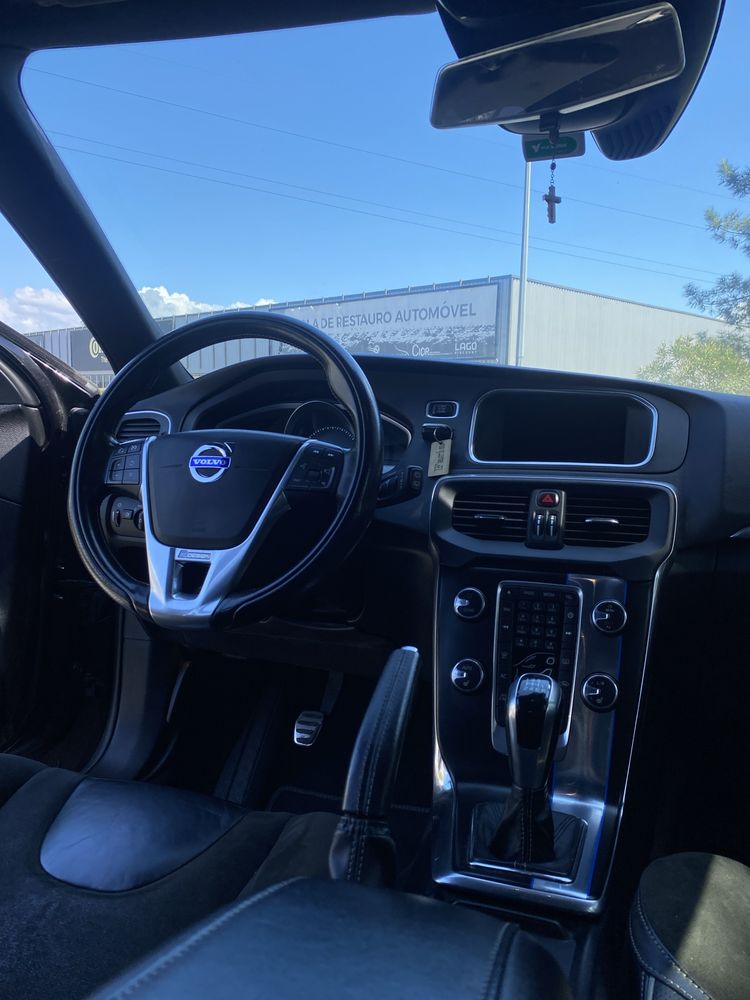 Volvo v40 D2 R-design