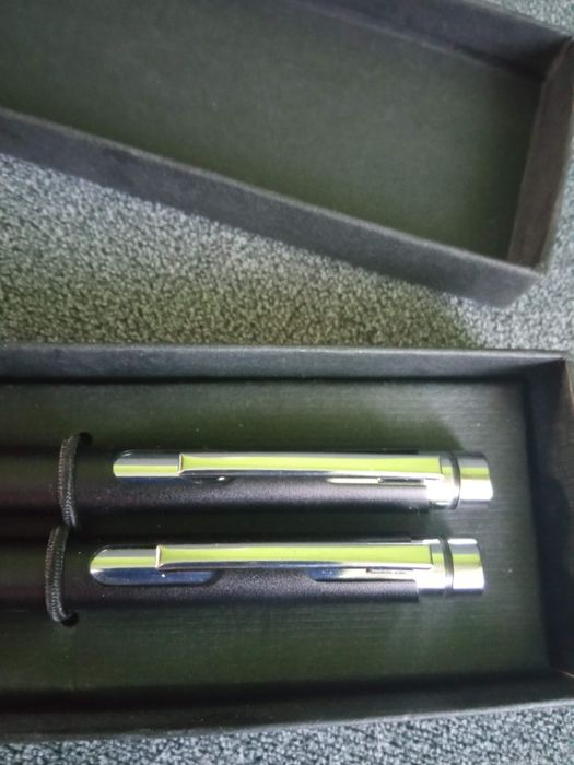 Zestaw długopis+ołówek. W kartonowym etui. Nowy.