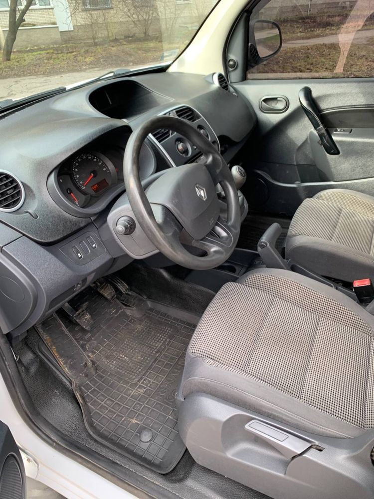 renault kangoo 2014г 1,5дп в огнях