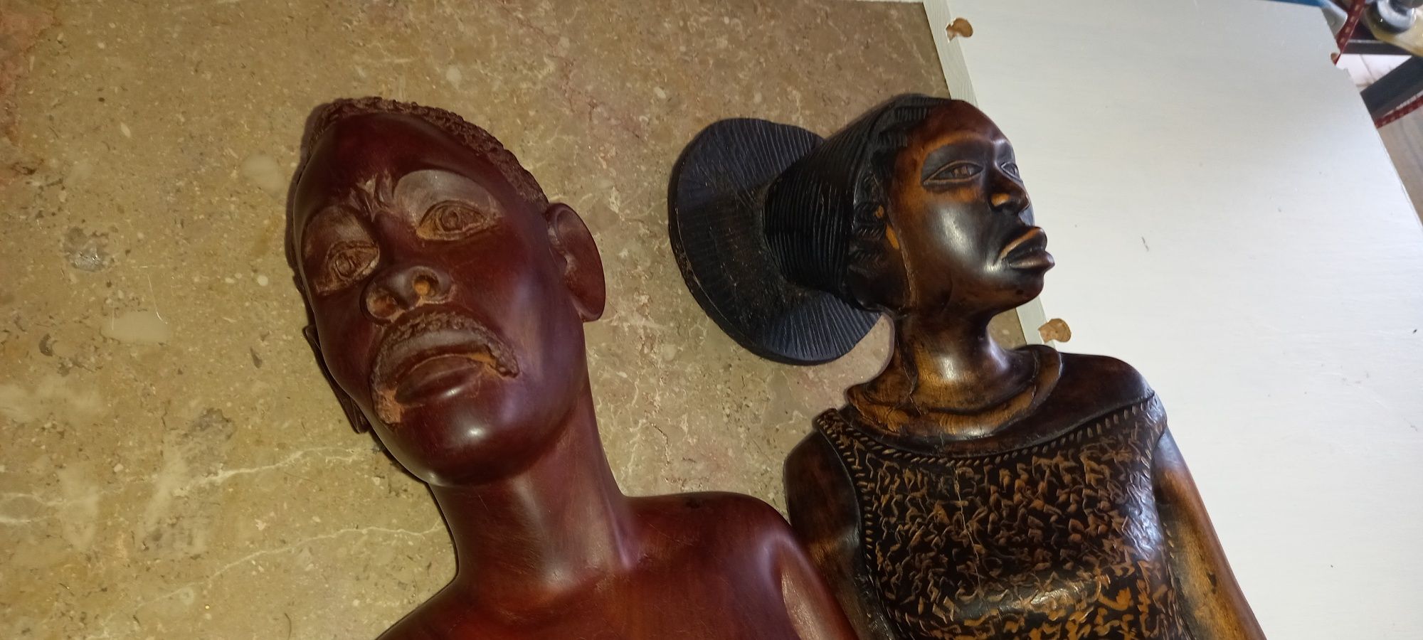 Escultura de casal de angolanos