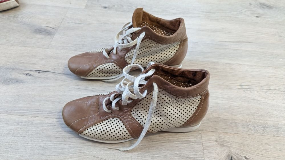 Шкіряні перфоровані кросівки 38