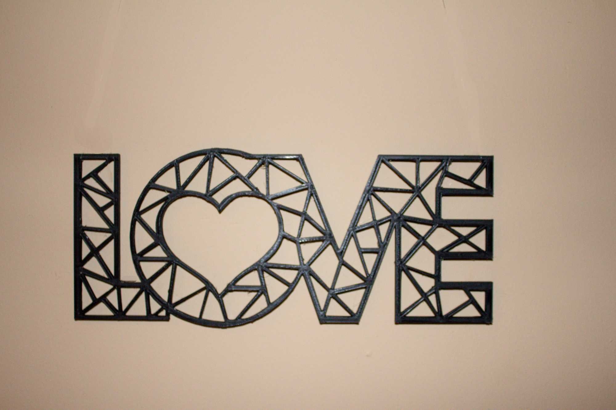Dekoracyjny napis "LOVE" do powieszenia na ścianie