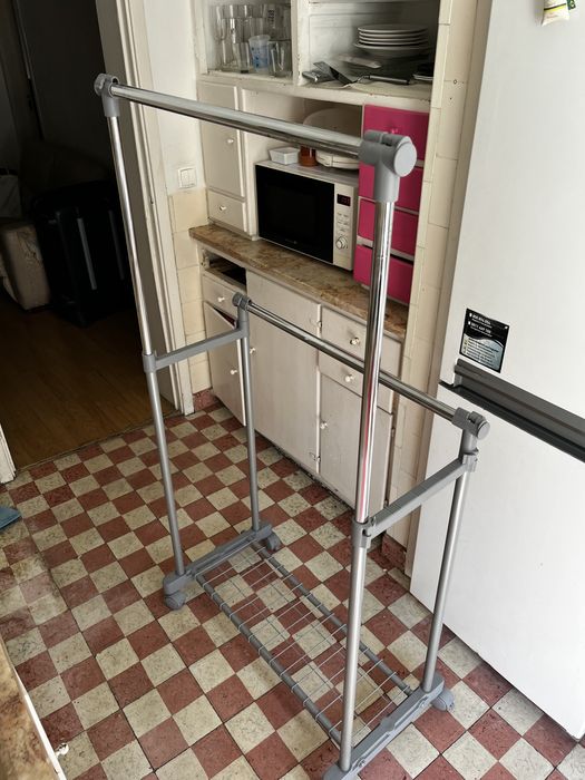 Cabideiro/Suporte de roupa duplo com rodinhas
