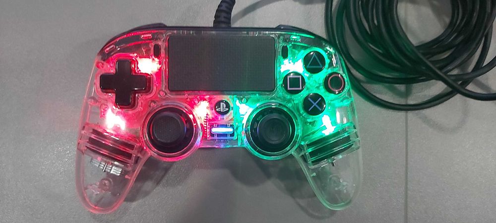 Comando Nacon Playstation 4 PS4 Wired Illuminated Compact Controller